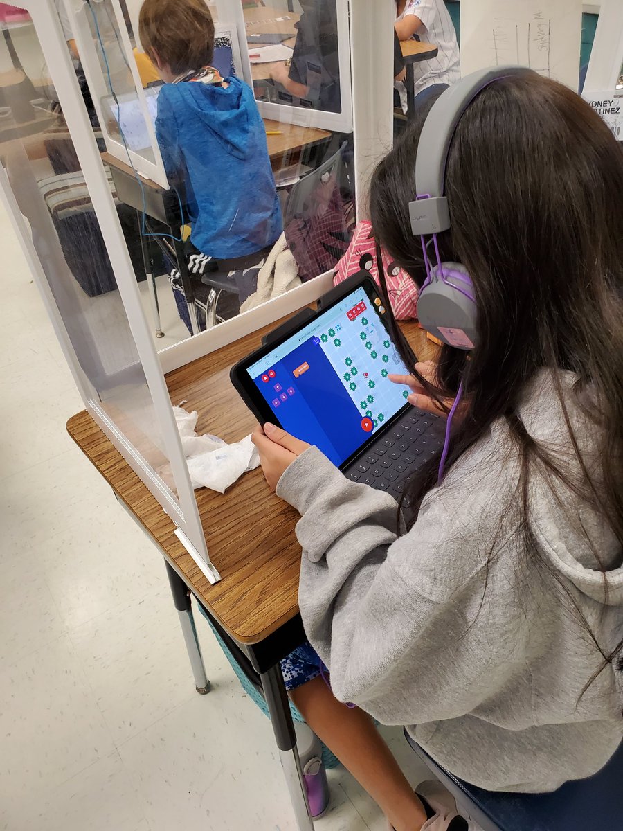 LAHarrisTX's tweet photo. #HourOfCode #lisdlib Fingers flying and brains frying and trying! Proud of these kiddos for sticking with it! https://t.co/9iTH6iRsdS