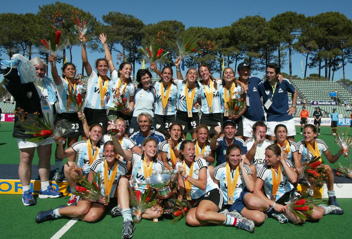 ArgFieldHockey's tweet photo. #Efemerides🏑 ¡Un día como hoy pero hace 18 años (2002) #LasLeonas🐅🇦🇷 se consagraban CAMPEONAS DEL MUNDO 🏆🥇 por primera vez en la historia! Fue después de derrotar a Holanda por penales en la Copa del Mundo desarrollada en Perth. https://t.co/D5Vs5xoqcs