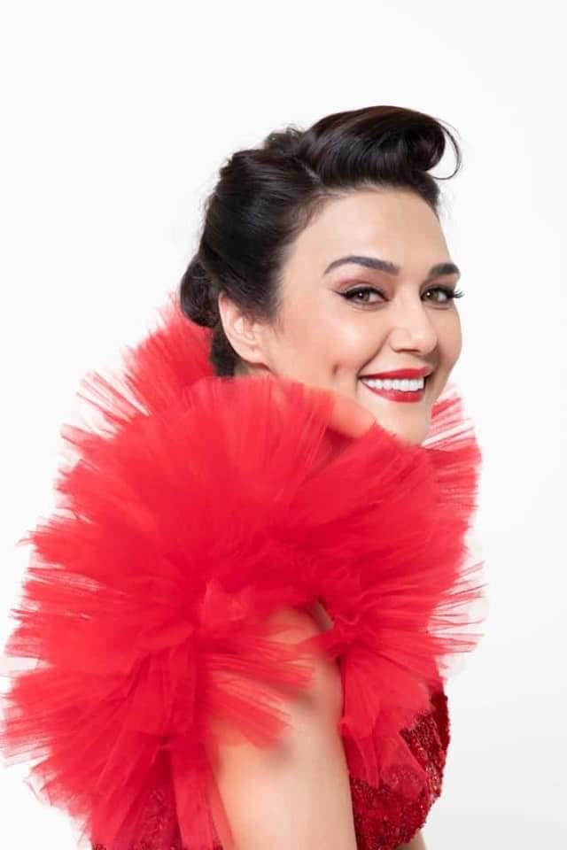 PreityZintaPeru's tweet photo. Continue with the new photoshoots of our lovely #PreityZinta by: #AshGupta 📸🤩
@realpreityzinta @Ash838MG https://t.co/AzJioVfID7