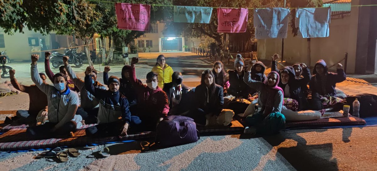 NishaNehra5's tweet photo. Students are the future of society and today future is forced to face such difficulties .

In this weather we're protesting and everyone is sleeping .

Maybe for this day we elect government.🙌🙌

#justiceforBHMSstudents
#justiceforBHMSstudents
#justiceforBHMSstudents https://t.co/aul4to4BYD