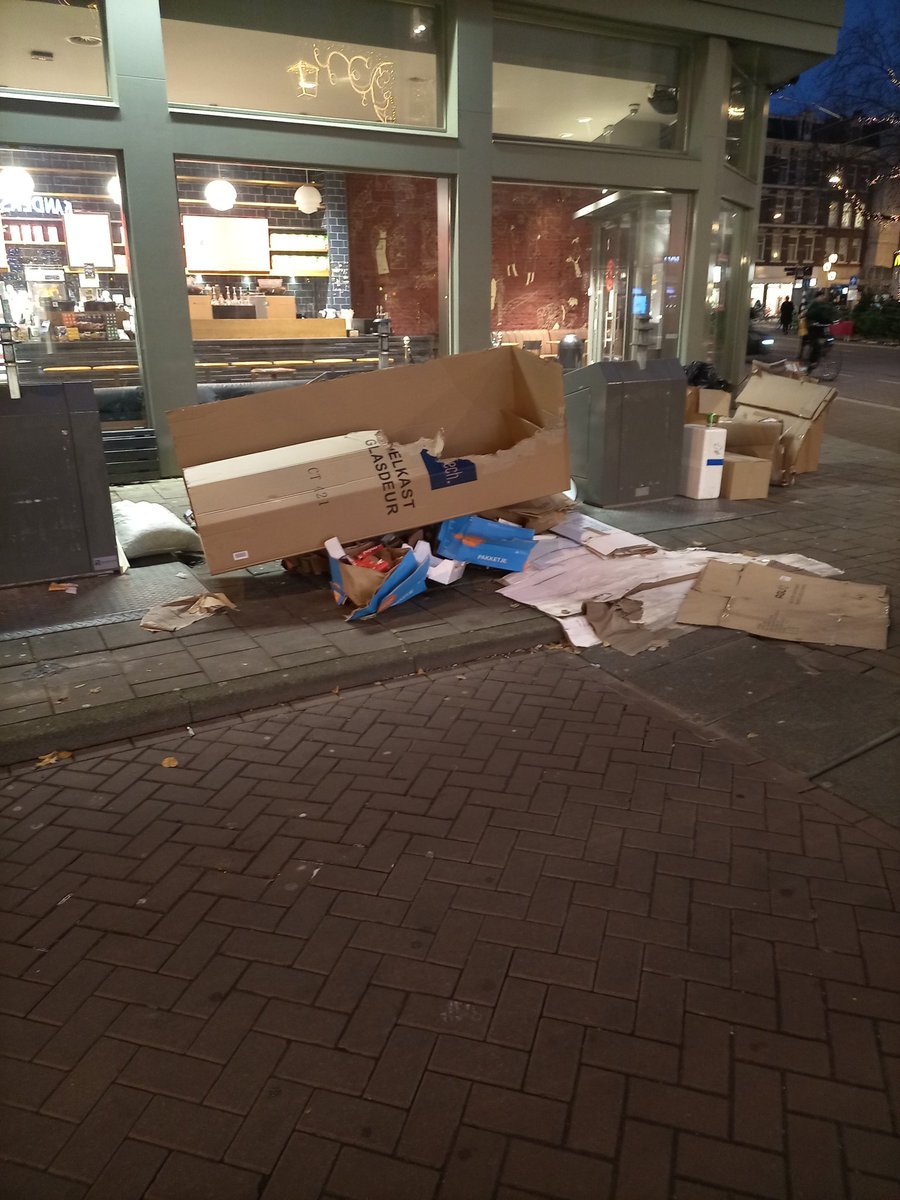 NoordSpoort's tweet photo. Kolere, wat een zooi weer, hoek F. Bol/G. Doustraat. @StadsdeelZuid kom aub in actie. Dagelijks beeld hier door de aso's in De Pijp. #trashwithcash @AT5 @Starbucks @starbucks_ned https://t.co/jkdIRJ3xi6