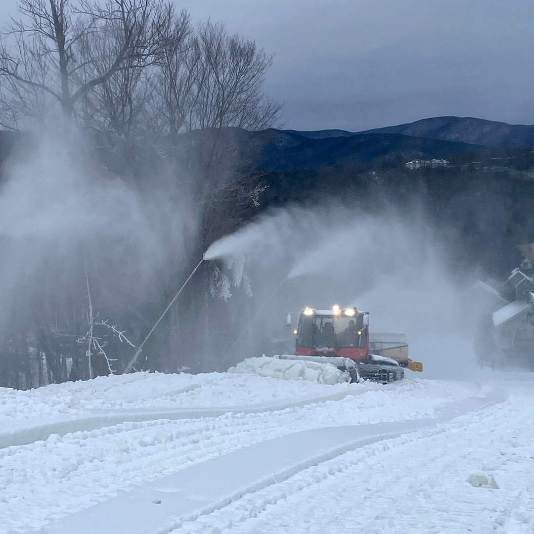 jiminypeak's tweet photo. A few more snowmaking images to make your Tuesday a little more exciting. Who's ready to get back on the slopes on Saturday? #jiminypeeks #teamsnowmageddon https://t.co/DAIoQhEZGD