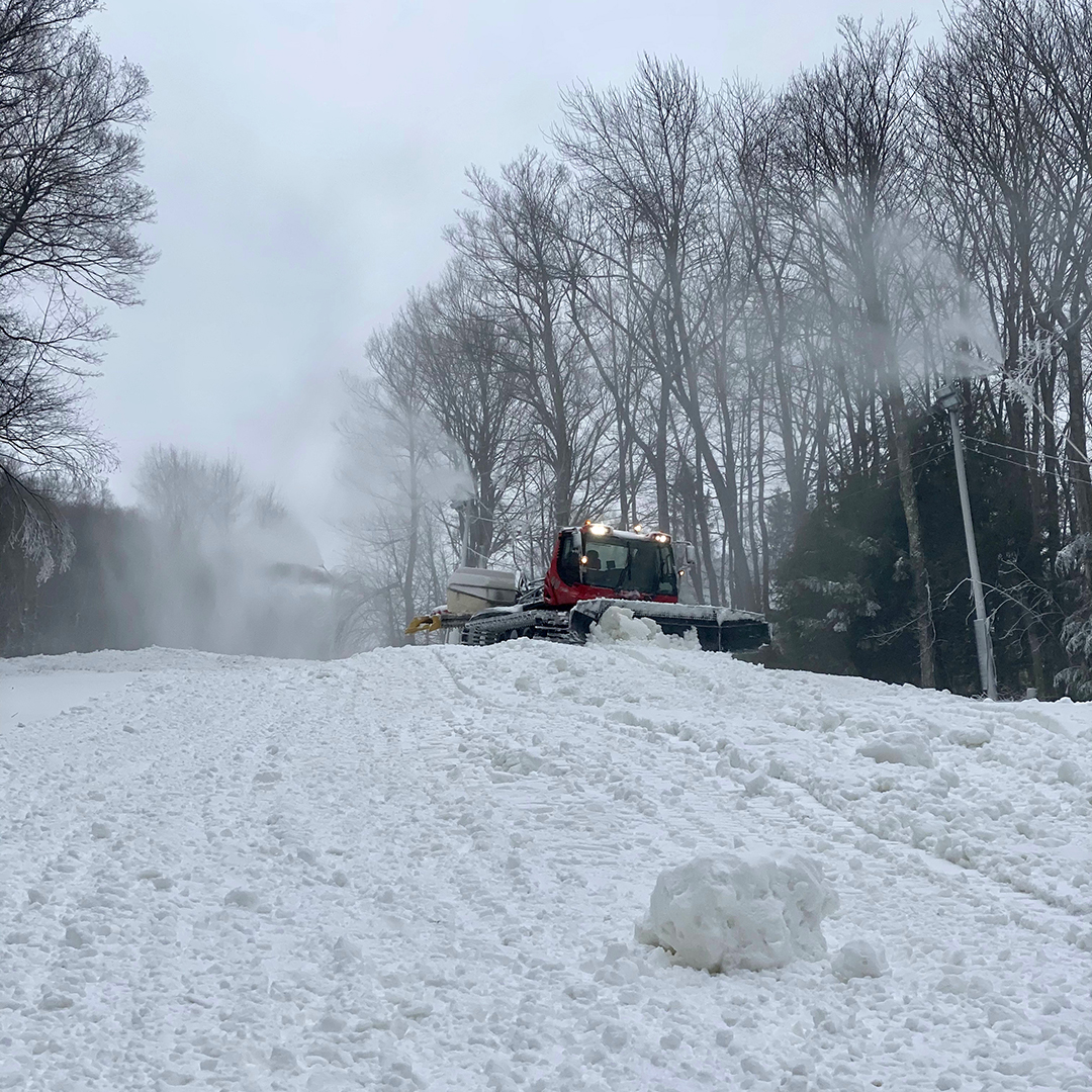 jiminypeak's tweet photo. A few more snowmaking images to make your Tuesday a little more exciting. Who's ready to get back on the slopes on Saturday? #jiminypeeks #teamsnowmageddon https://t.co/DAIoQhEZGD