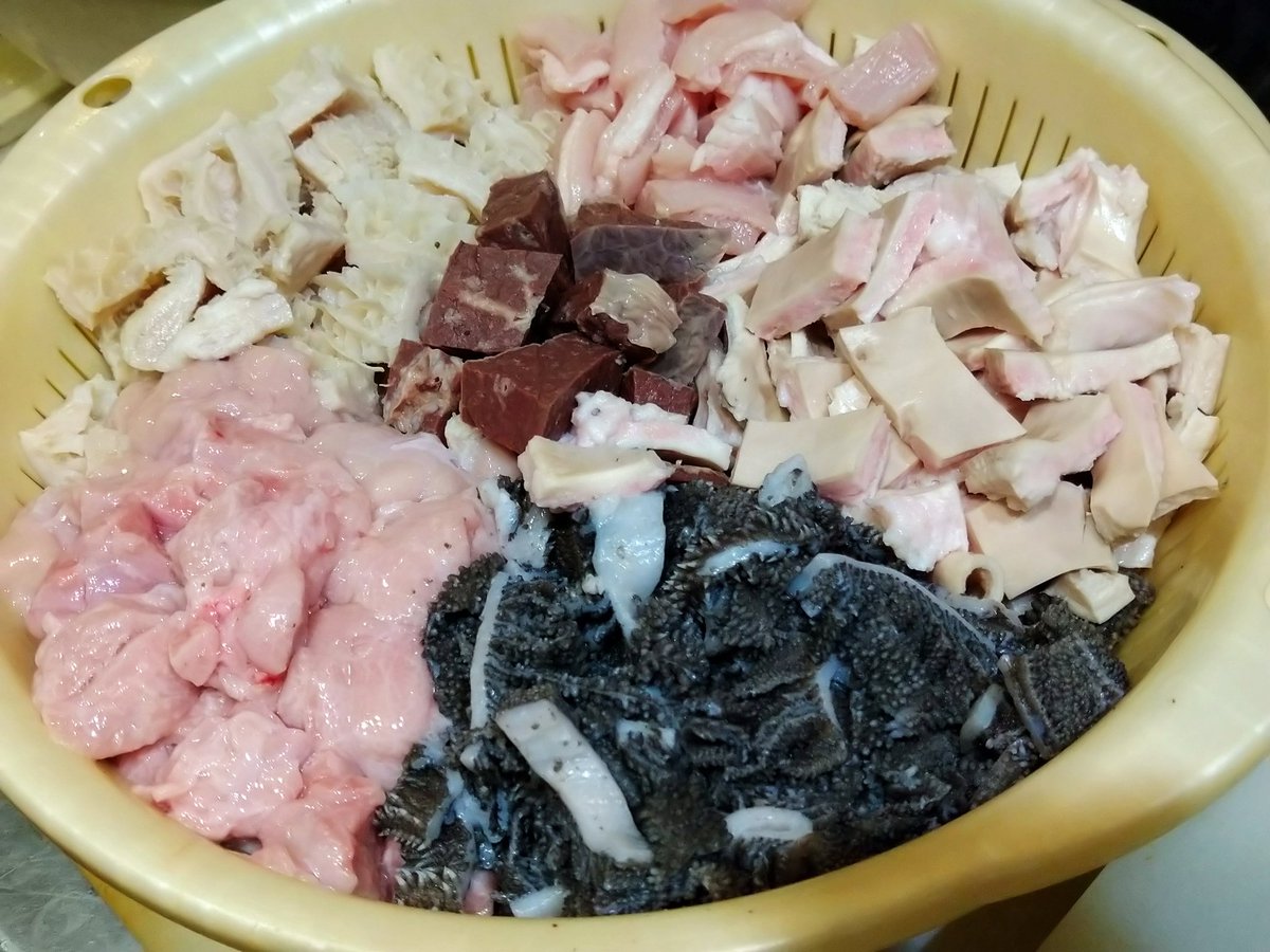 黒かどや 煮込みをテイクアウトで作ってくれと頼まれたから調子にのって牛モツ煮込みを作りますと返事をしてしまったが 小腸 頬肉 脛肉 アキレス腱 ゲンコツ シビレ ハツ元 センマイ ハチノス ハラミスジ 赤スジ ミノサンド フワの13種類の部位を入れて
