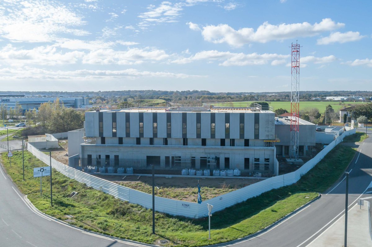 Des nouvelles du futur centre de secours d'#Aussonne :
✅Le gros œuvre et la charpente sont terminés !
✅Le pylône a été posé.
✅Les artisans du second œuvre ont pris le relais et l’étanchéité est en cours.
🚒Réception des travaux : avril 2021.
➡️cutt.ly/IhEYI2u