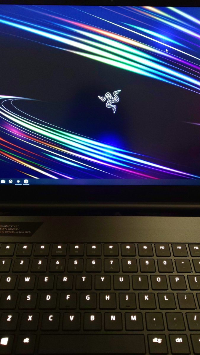 Capjadarin's tweet image. I'm now officially a part of the @Razer Blade family! I'm so happy to finally have an awesome laptop to study and work on! 💚