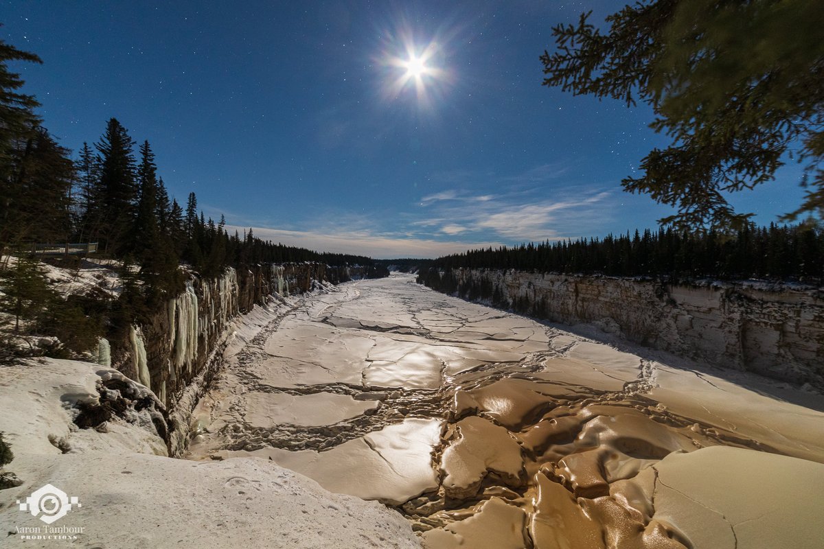 hayrivertourism's tweet photo. Sharing Aaron Tambour's Dec 3rd night time photos of Alexandra Falls. Normally the falls & river are frozen. Despite it being an odd year there is still beauty to behold. Follow Aaron on social media for more great photos @ATambour #SpectacularNWT #HayRiver #tourism #Haycation https://t.co/3uCbz6FBaY