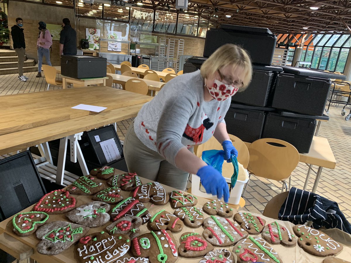 No she hasn’t changed her job,ladies and gentlemen please to present our multi talented payroll manager @Thomas_Franks_  doing up some ginger bread hearts for the <a href="/CafeteriaDsl/">DSL Cafeteria</a> <a href="/DSL_London/">Deutsche Schule London</a> today for their Christmas Lunch <a href="/FrankBothwellTF/">Frank Bothwell</a> <a href="/chrisjerramchef/">chris jerram</a> <a href="/MattSteadman2/">Matt Steadman</a>