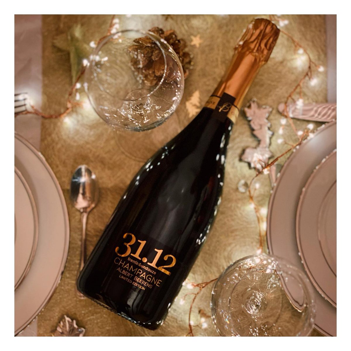 ChpBeerens's tweet photo. Célébrez la nouvelle année avec notre Cuvée éphémère 31.12 et laissez derrière vous 2020.🍾🥂⁣À offrir ou à s’offrir ce champagne ne vous laissera pas indifférent …❤️⁣
#champagnebeerens #champagne https://t.co/9ofWbCnNvM