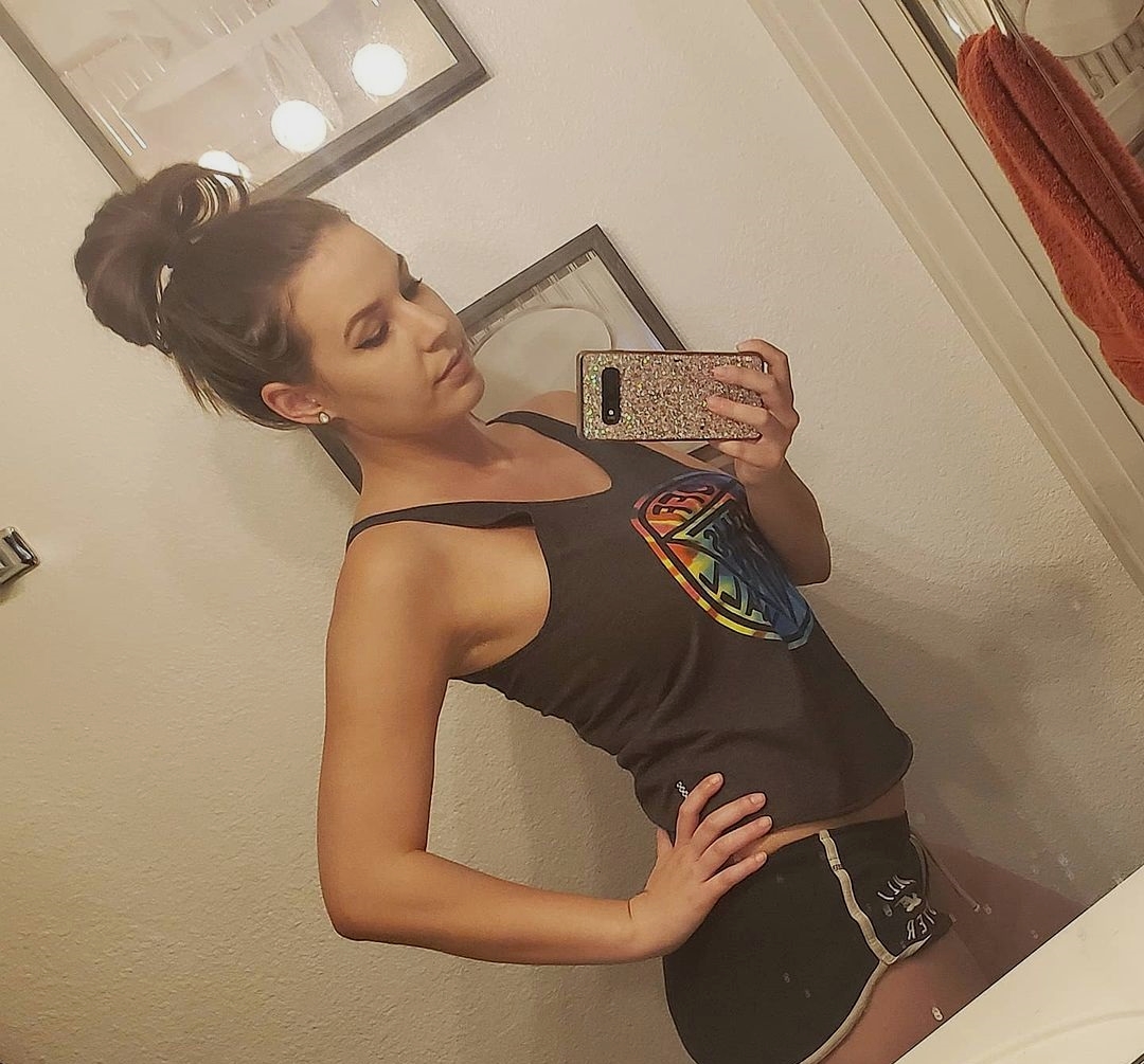 After a hot ass day I have to complete the checklist😉

•bra off ✔
•hair up ✔
•tank top ✔
•shorts ✔
•sit in front of the freezer..on my way

#hotselfie #hairup #tanktopweather #mirrorselfie