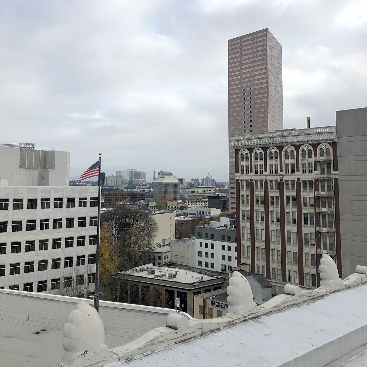 LegacyTowers's tweet photo. It's always good to spot the stars and stripes reminding us of the amazing country we're blessed to be in. Chris spotted this one while installing a GPS system on a rooftop in Oregon. Thanks, Chris! #LegacyDAS #KeepingYouConnected #LandOfTheFree https://t.co/5IQqmYKB42
