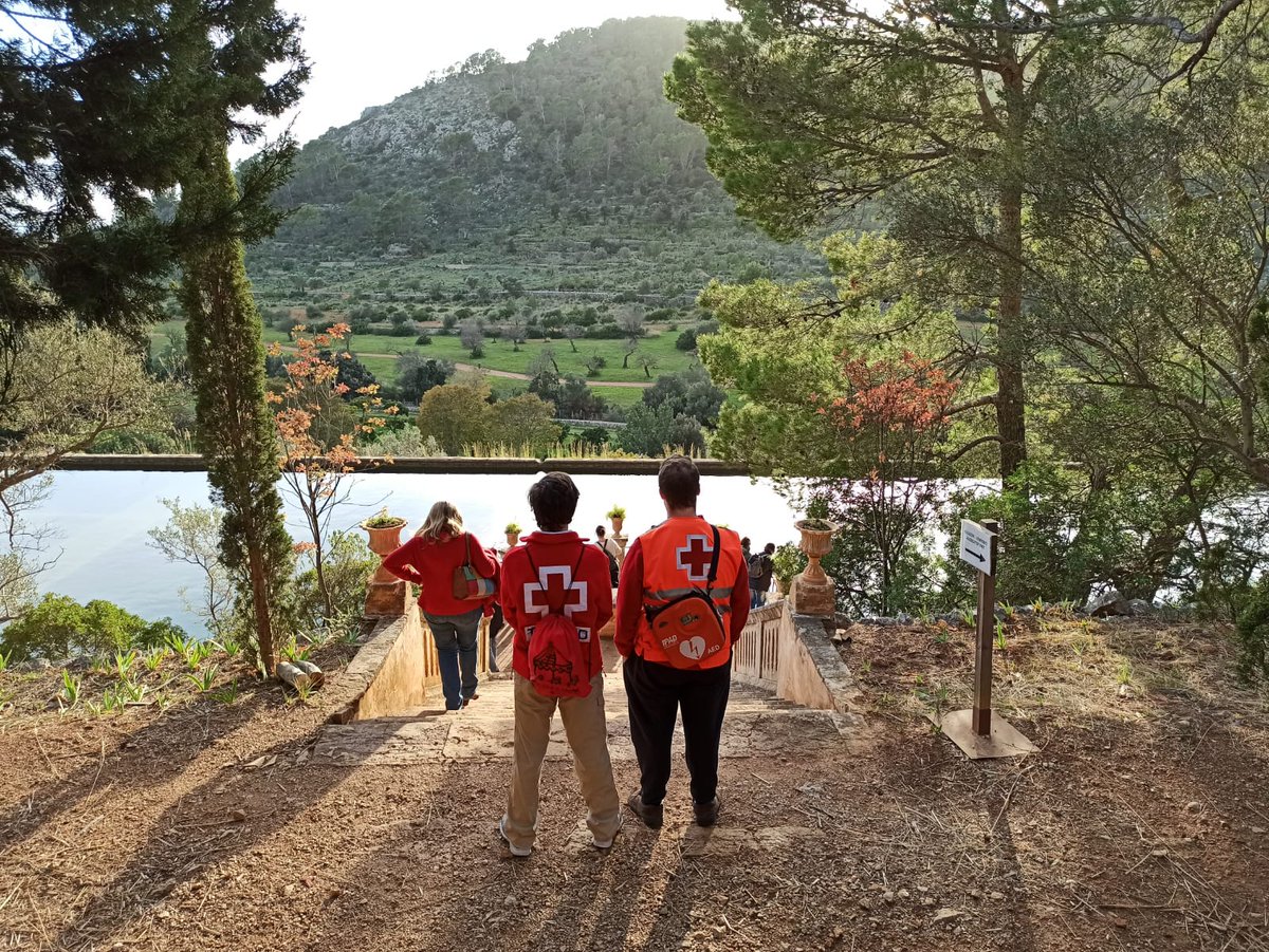 CreuRojaBalears's tweet photo. Equips #PreventivosCruzRoja de servei en les "Rutes Naturals i Patrimonials a les finques públiques del @ConselldeMca 📸 Raixa i Tossals Verds. 

#voluntariat #SortQueHiSou https://t.co/2RqPdDuXFn