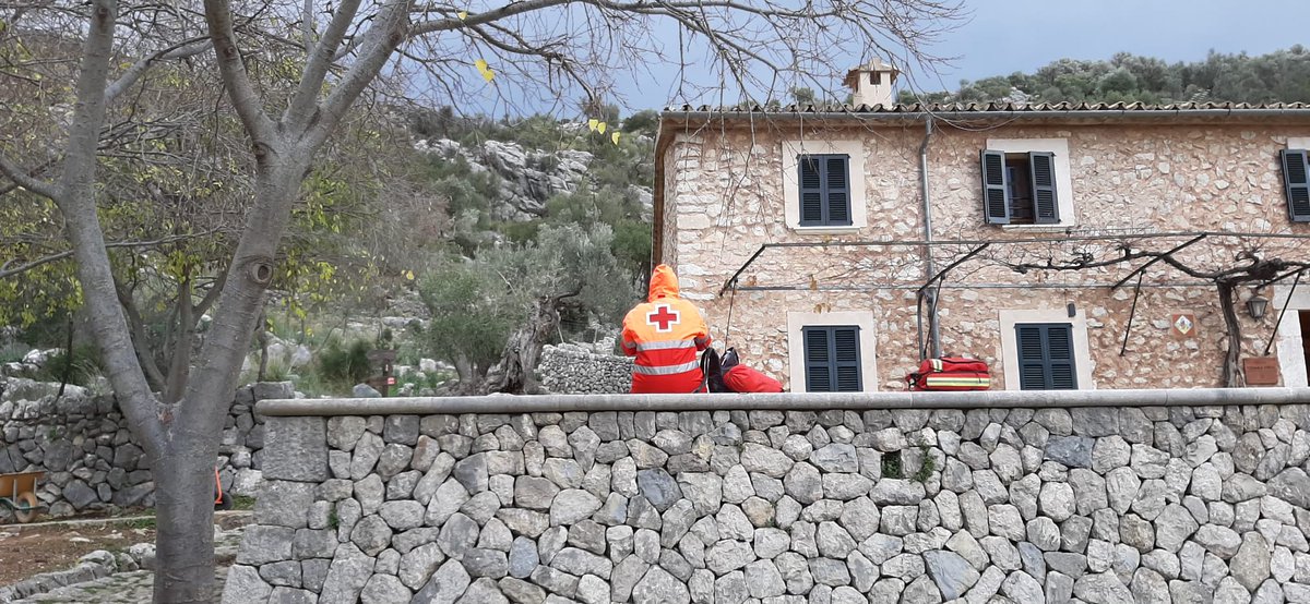 CreuRojaBalears's tweet photo. Equips #PreventivosCruzRoja de servei en les "Rutes Naturals i Patrimonials a les finques públiques del @ConselldeMca 📸 Raixa i Tossals Verds. 

#voluntariat #SortQueHiSou https://t.co/2RqPdDuXFn