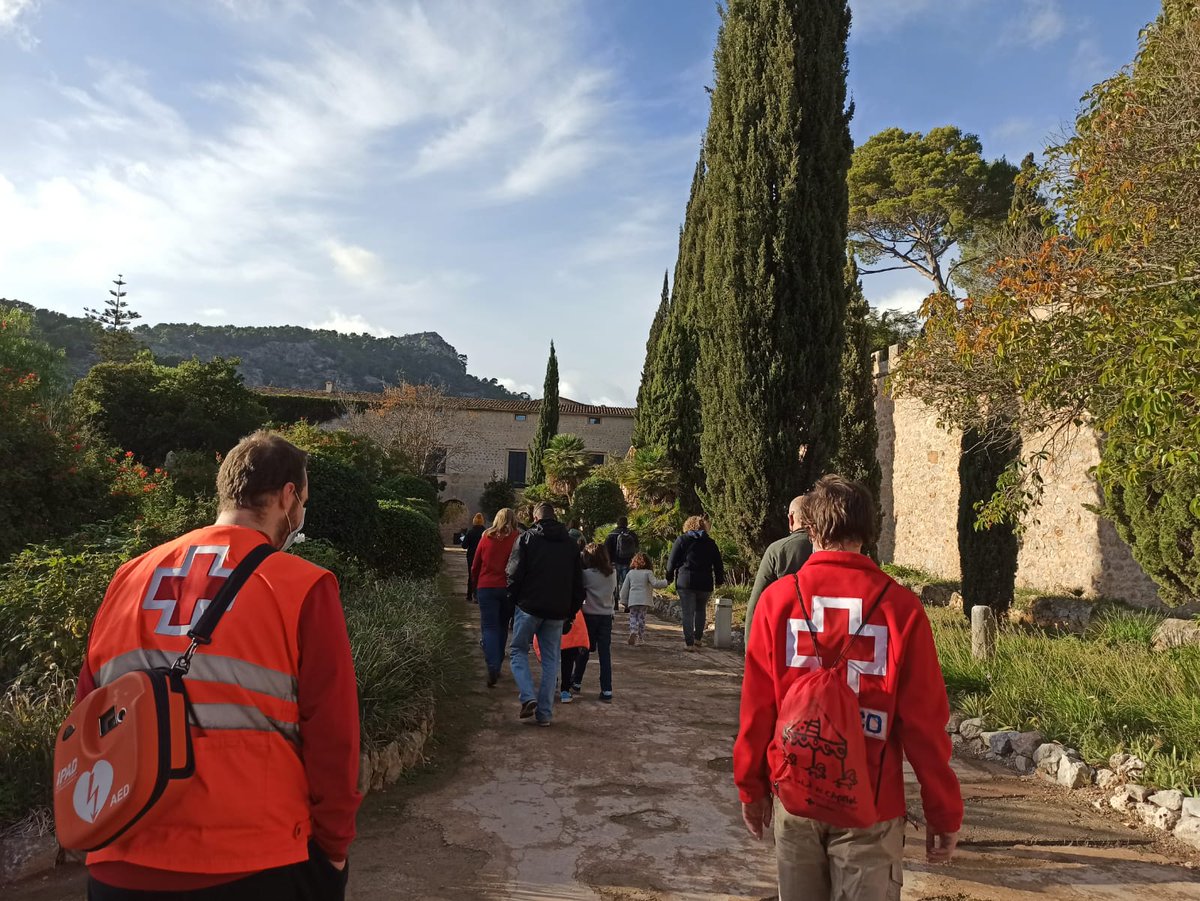 CreuRojaBalears's tweet photo. Equips #PreventivosCruzRoja de servei en les "Rutes Naturals i Patrimonials a les finques públiques del @ConselldeMca 📸 Raixa i Tossals Verds. 

#voluntariat #SortQueHiSou https://t.co/2RqPdDuXFn