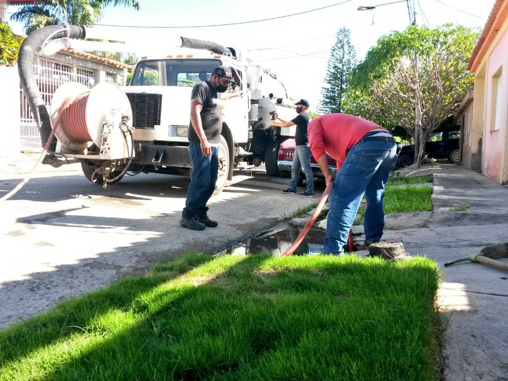 Ericksicumple's tweet photo. #08Dic ¡𝑷𝑼𝑬𝑩𝑳𝑶 𝑽𝑰𝑪𝑻𝑶𝑹𝑰𝑶𝑺𝑶!
Equipo de trabajo del @GatoVolador454 realizan mantenimiento de red de aguas servidas en :
✓ Sector #Corocito del municipio José Ángel #Lamas @NicolasMaduro @R_MarcoTorres @drodriven2 @ConCiliaFlores @VTVcanal8 @TareckPSUV @dcabellor https://t.co/v1umsNshCs