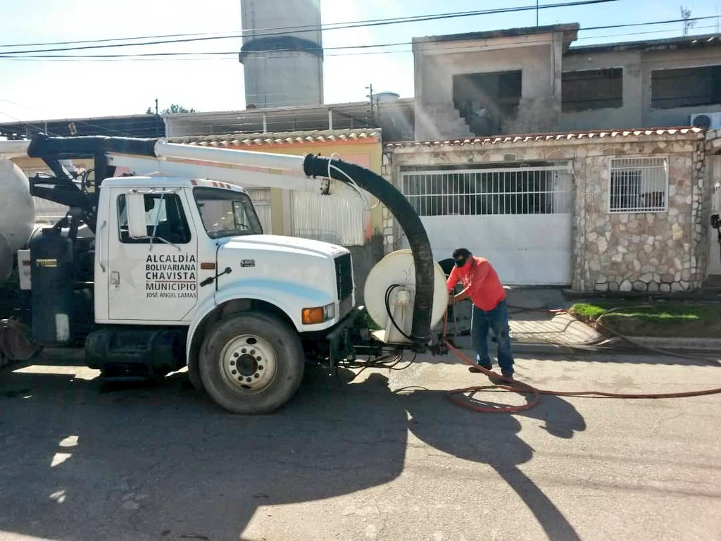 Ericksicumple's tweet photo. #08Dic ¡𝑷𝑼𝑬𝑩𝑳𝑶 𝑽𝑰𝑪𝑻𝑶𝑹𝑰𝑶𝑺𝑶!
Equipo de trabajo del @GatoVolador454 realizan mantenimiento de red de aguas servidas en :
✓ Sector #Corocito del municipio José Ángel #Lamas @NicolasMaduro @R_MarcoTorres @drodriven2 @ConCiliaFlores @VTVcanal8 @TareckPSUV @dcabellor https://t.co/v1umsNshCs