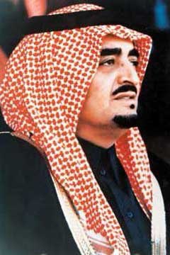 mansoralassaf's tweet photo. غاب القصيبي عن الوقوف _شعراً_ أمام الملك فهد منذ عام (١٤٠٤) حين كتب قصيدته الشهيرة:

بيني وبينك ألف واش ينعب
فعلام أسهب في الغناء وأطنب

لكنه بعد خمسة عشر عاماً أثناء احتفال المئوية عام (١٤١٩) وقف أمامه قائلاً:

وجئت أحمل أبياتي على خجل
ما جئت أمدح لكن جئت اعتذر https://t.co/Ty8nzVX7Ux
