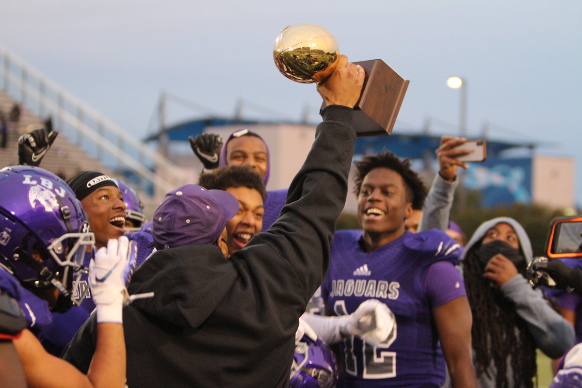 dctf's tweet photo. Big Cheesin!

@LBJSports | #txhsfbplayoffs 

📸 Darrell Gest https://t.co/w035g7rulG