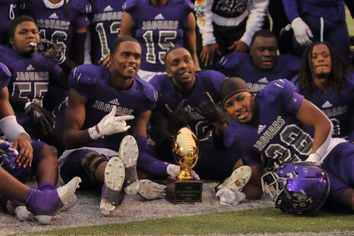 dctf's tweet photo. Big Cheesin!

@LBJSports | #txhsfbplayoffs 

📸 Darrell Gest https://t.co/w035g7rulG