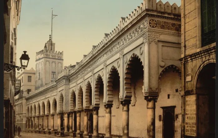  Les grandes mosquées d’Alger et de Tlemcen ont été construites lors de périodes marocaines (Almoravide entres autres), leur architecture est restée plus ou moins fidèle à l’époque de leur conception.