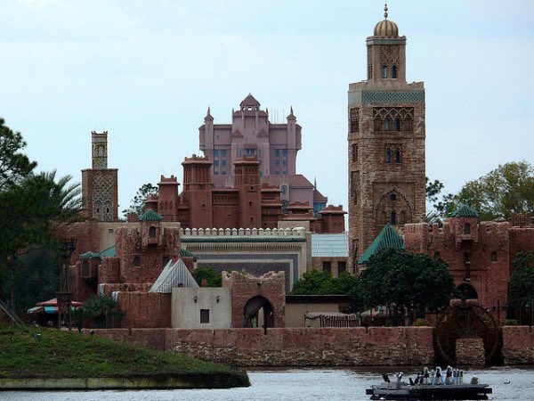  En plus de nombreux palais que de riches américains font construire à la marocaine, le monument le plus durable dans le temps restera sans doute le pavillon marocain à DisneyLand, construit de la main d’artisans marocain sur place et chefs-d’œuvre de notre architecture.