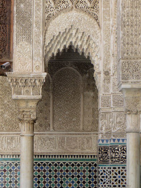 [Fin] Que ce soit en dehors ou en dedans, les marocains ont su laisser et continuent de laisser des œuvres patrimoniales dignes des plus grands. Qu’Allah protège notre identité et qu’il bénisse nos artisans et architectes passés, présents et futurs.