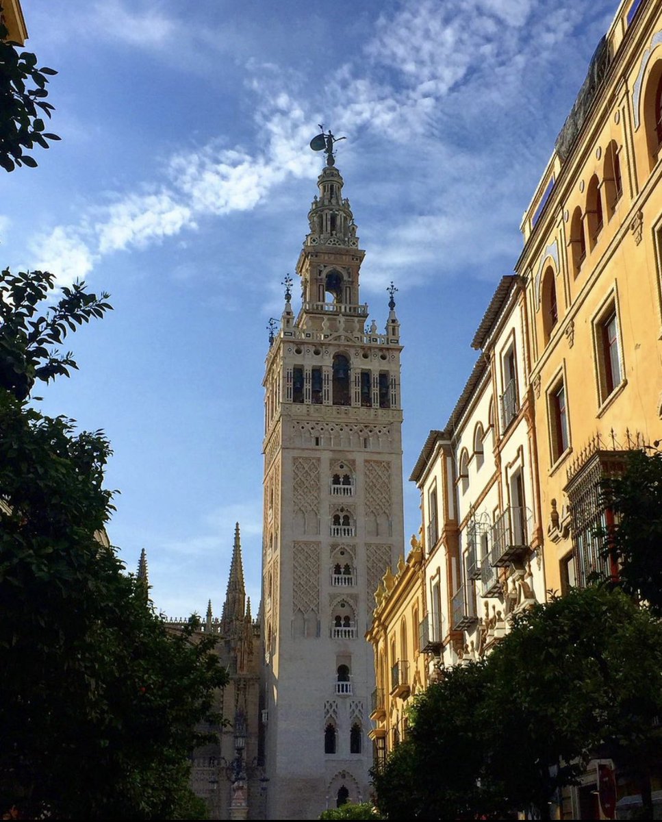  La Giralda de Séville a été construite en même temps que La Koutoubia de Marrakech, par il semblerait, les mêmes architectes.