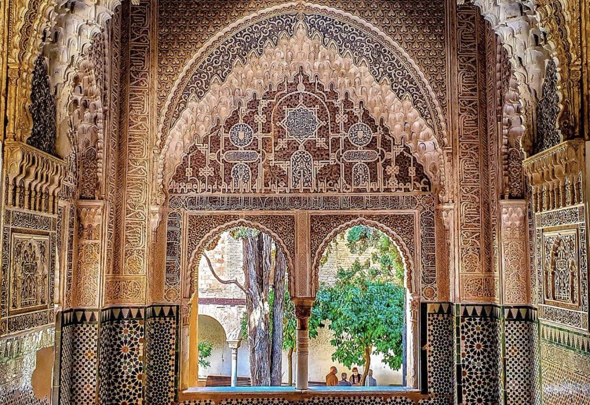  L’Alhambra de Grenade, selon un historien grenadin du 16eme siècle (De Carvajal), cette forteresse est une imitation des rois d’Andalousie pour imiter les rois du Maroc qui ont construit le Palais Royal de Fès quelques années avant, selon les mêmes proportions décors etc..