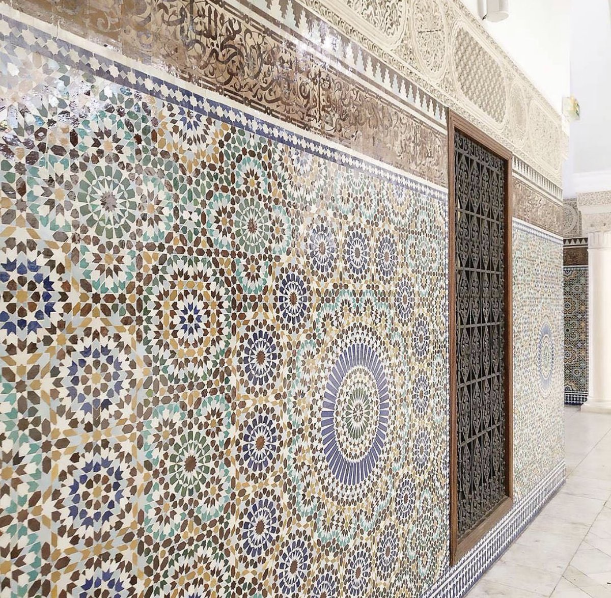  La grande mosquée de Paris, a été non seulement construite par des marocains mais le ministère des Habbous (des affaires islamiques) marocain a été celui qui a payé la plus grande part : 2/3 selon Feu Hassan II.