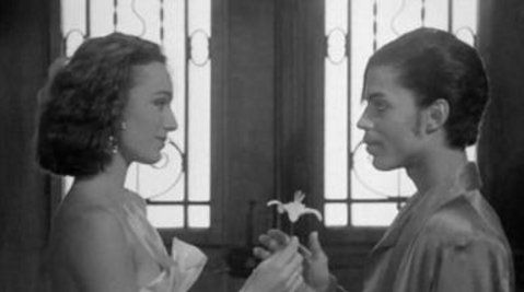 It’s one of my favorite scenes where Kristin Scott Thomas character Mary emerges from the house to mingle with her guests for her birthday party. Receives a set of tarot-cards as a gift and later blindly tosses them with  @Prince catching them  #SOTT