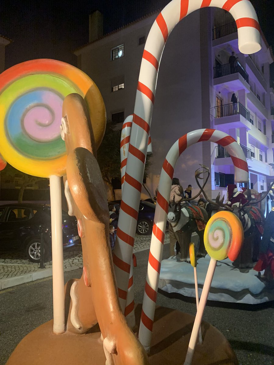 sluz's tweet photo. A alegria do Natal veio ao bairro 💕🎅🥁 https://t.co/9C3WCIVRaf