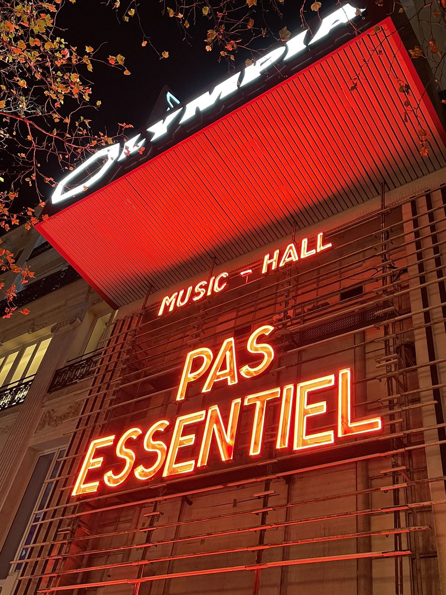 Comme un symbole, la façade de l’Olympia ce soir à Paris.

#PasEssentiel #confinement