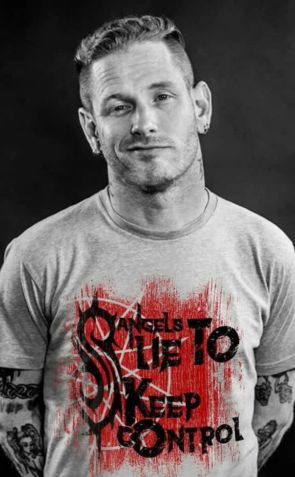Hoje é o aniversário do Corey Taylor e eu tinha esquecido aaa 
Happy Birthday Corey!! ily  