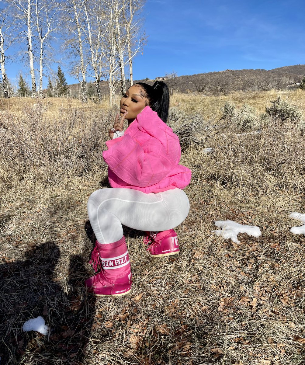 AriTheDon's tweet photo. Big pink Fendi 💕 https://t.co/qCZPNGXfoi