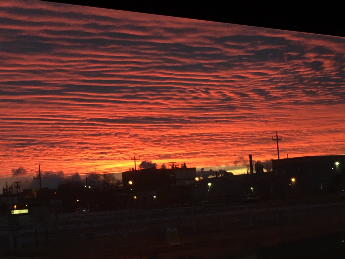 TrentB1's tweet photo. Sunrise on a +8 Day in Manitoba in December. #nofilter #bdnmb #qcountry https://t.co/AIexhCWuWt