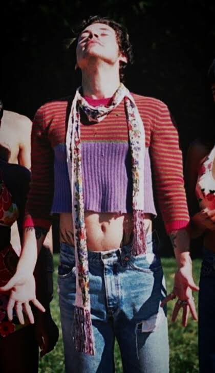 this thread goes for  @twarrieater and for everyone who loves harry’s love handles/stomach 