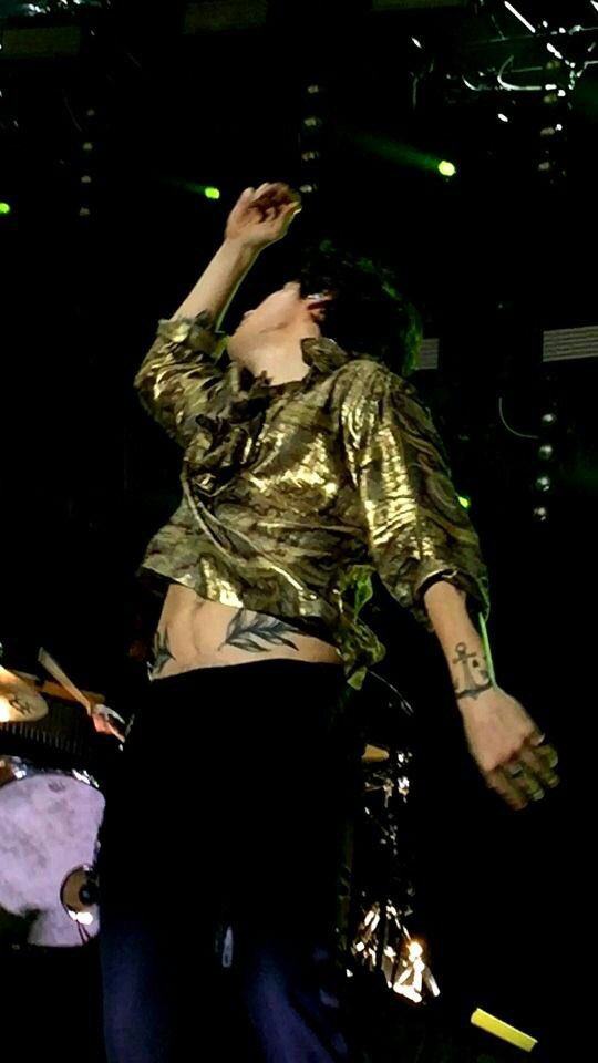 this thread goes for  @twarrieater and for everyone who loves harry’s love handles/stomach 