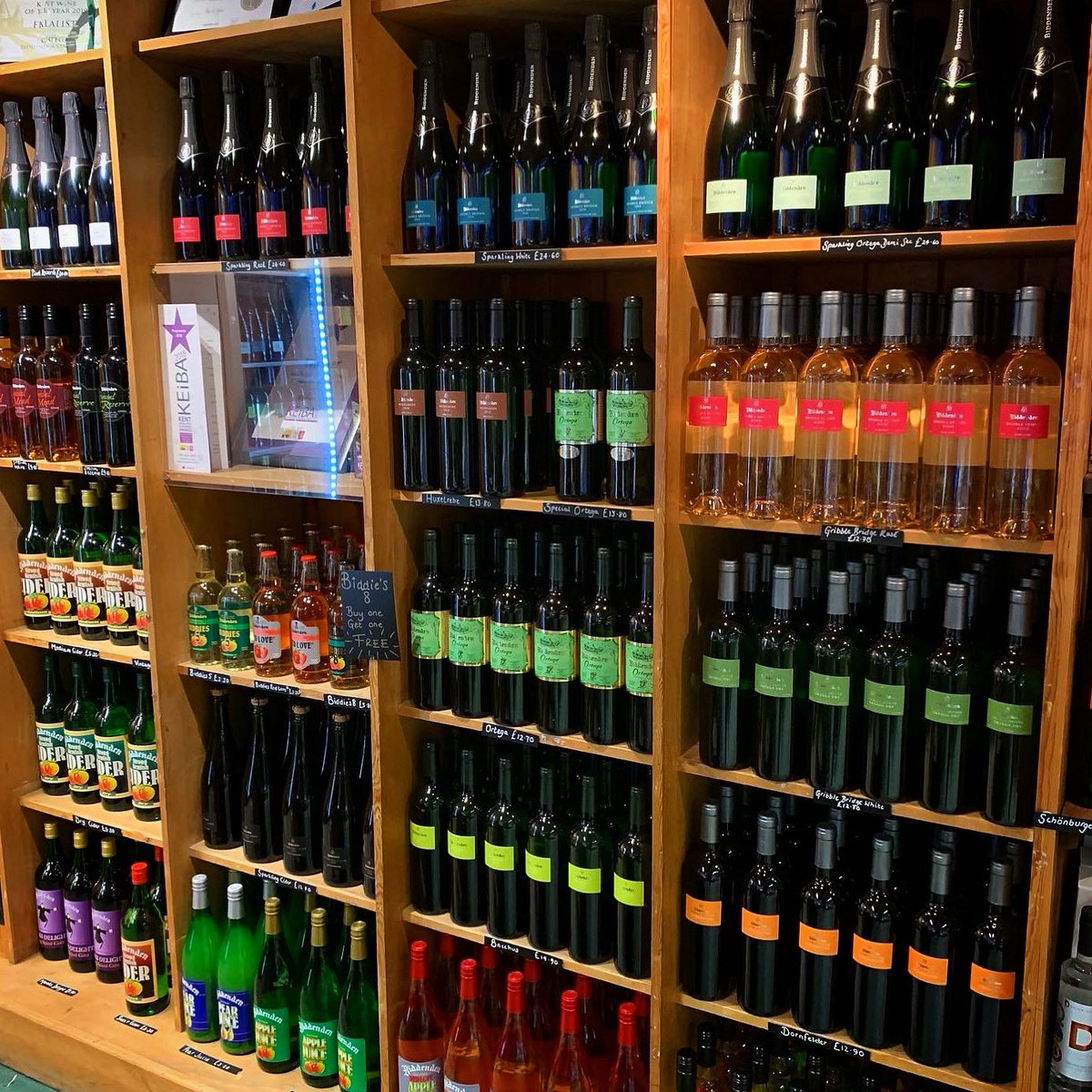 Are you stocked up for Christmas? 🥂

Whether you’re after something sparkling to celebrate with✨, a still wine to pair perfectly with your Christmas dinner, a red to enjoy in front of the fire or a sweet wine to accompany your cheese board, we have a wine to suit!