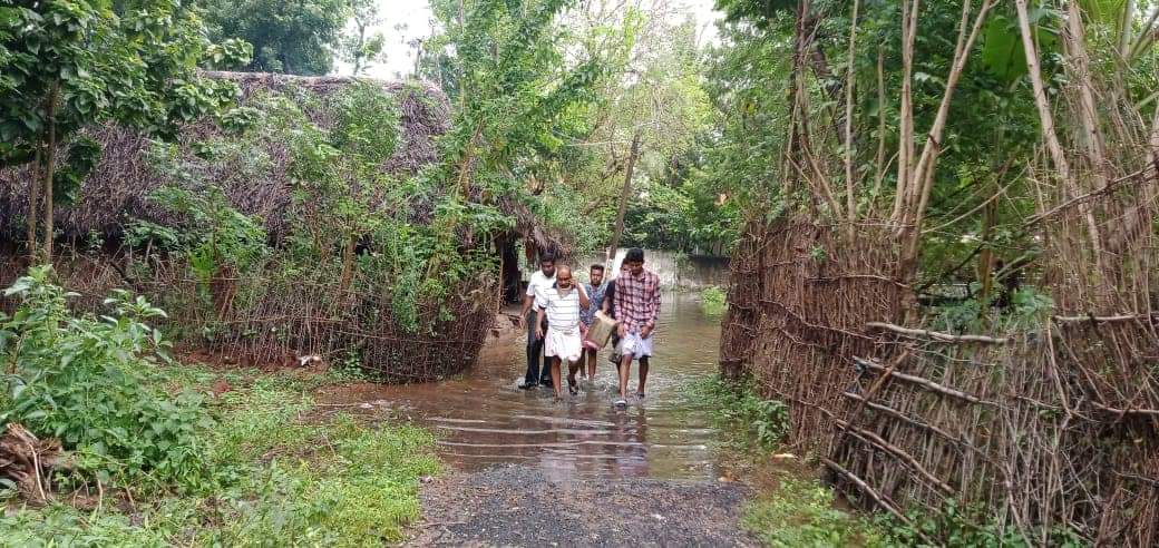 tmmkhqofficial's tweet photo. மயிலாடுதுறை மாவட்டம் நீடூர் தமுமுக சார்பாக மழையால் பாதிக்கப்பட்ட மக்களுக்கு உணவு வழங்கப்பட்டது.
#TMMKRescueTeam #puravicyclone
@jawahirullah_MH @news7tamil https://t.co/RTvUX2TPBI