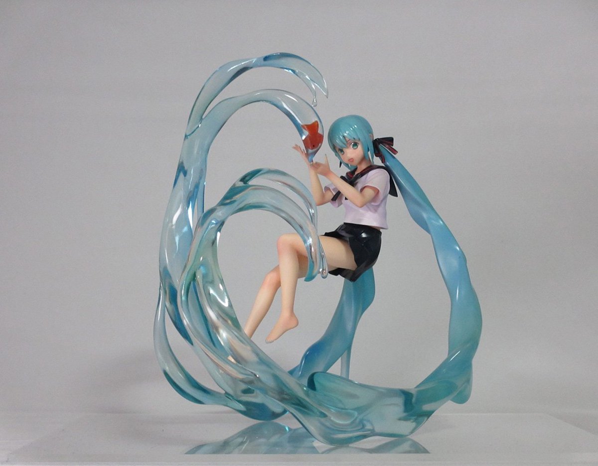 BOTTLE MIKU!! such a shame shes a garage kit HHH i love her