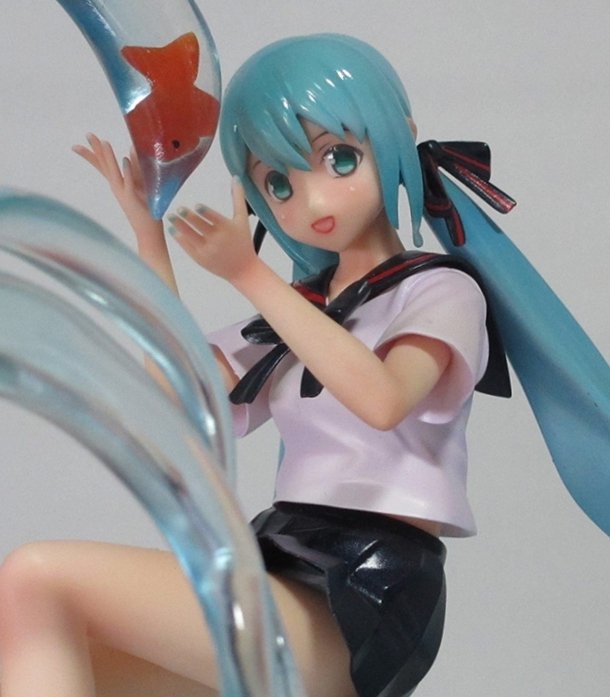 BOTTLE MIKU!! such a shame shes a garage kit HHH i love her