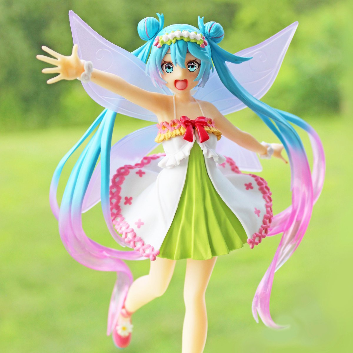 3RD SEASON SPRING MIKU! SHE HAS WINGS. bless her soul