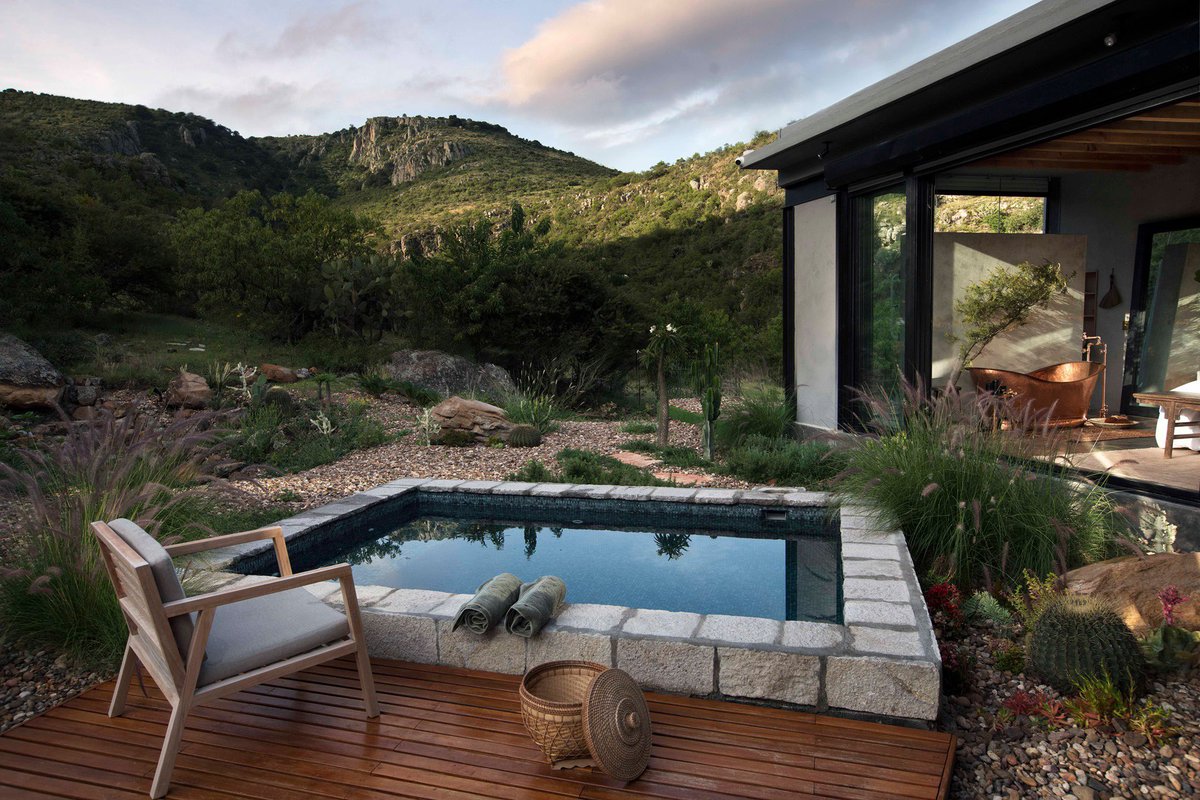 NATALIALABEL's tweet photo. A glass villa on the slopes of a Mexican volcano. Crème de la crème. https://t.co/8DIbHuRtD8