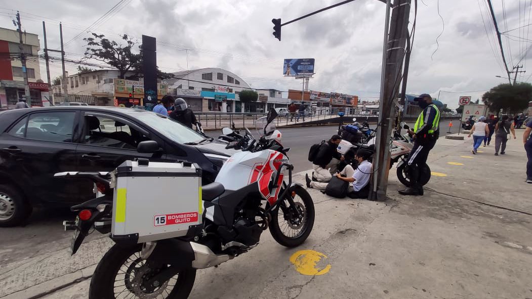 BomberosQuito's tweet photo. #ReporteCBDMQ | Esta mañana, Unidades Motorizadas de Primera Respuesta de #BomberosQuito brindaron asistencia prehospitalaria de una persona herida tras un accidente de tránsito, ocurrido en la Av. La Prensa y Av. Vaca de Castro, sector San Carlos. #SeguridadQuito 🚨🚒 https://t.co/MyoDrRmsgU