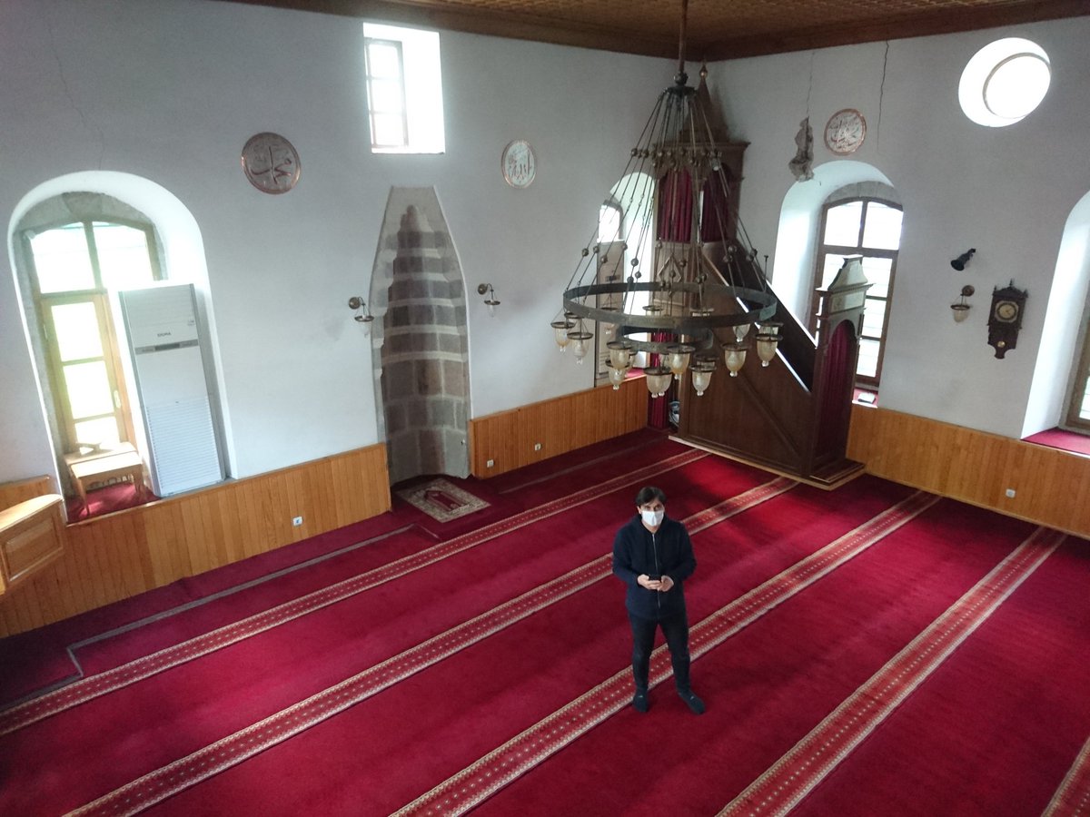 Şu ahşap işçiliğindeki güzelliğe bakın ne kadar hoş ve sıcak hissettiriyor ne yazık ki günümüzde restore adı altında saçma sapan çinicilik ile düzenlenen camiler ve hepsinin içinin aynı olması mide bulandırıyor.
Burası Trabzon/merkez Tavanlı Camii
3. Resimdeki de arkadaşım Vural