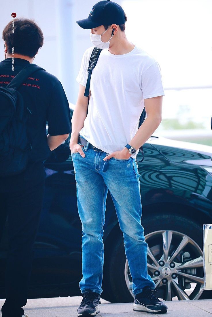 DiegxWG's tweet photo. Diciembre 8.

—Llega a Tailandia junto a su familia listo para festejar la boda de su hermano. Él sería parte del séquito de "damas y damos" por lo que en el vuelo había estado con los demás chicos y no con su esposa quien acompañaba a las damas.— https://t.co/BHMdtLzgjQ