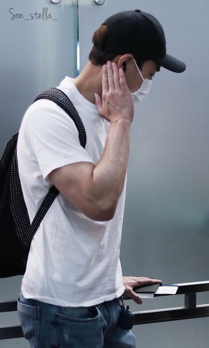 DiegxWG's tweet photo. Diciembre 8.

—Llega a Tailandia junto a su familia listo para festejar la boda de su hermano. Él sería parte del séquito de "damas y damos" por lo que en el vuelo había estado con los demás chicos y no con su esposa quien acompañaba a las damas.— https://t.co/BHMdtLzgjQ