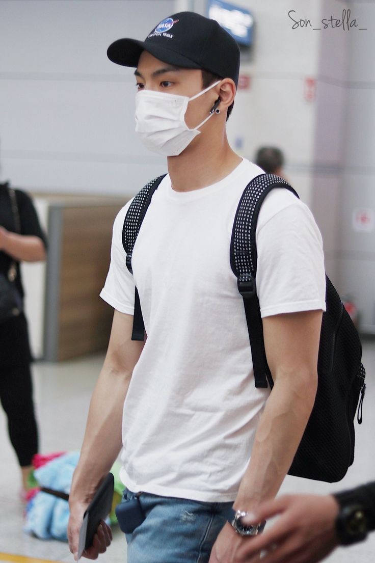 DiegxWG's tweet photo. Diciembre 8.

—Llega a Tailandia junto a su familia listo para festejar la boda de su hermano. Él sería parte del séquito de "damas y damos" por lo que en el vuelo había estado con los demás chicos y no con su esposa quien acompañaba a las damas.— https://t.co/BHMdtLzgjQ