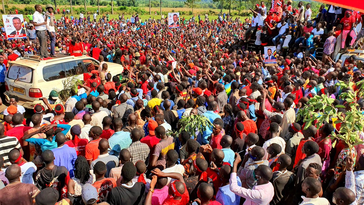 KimBauer5581's tweet photo. When we say that people are yearning for change we mean this!❤❤ like seriously people got tired of this military government🚮🚮🚮 
Thank you people of Yumbe for the massive support we really appreciate🙏🙏💪💪 
#WeAreRemovingADictator https://t.co/DmAV2Od4Ms