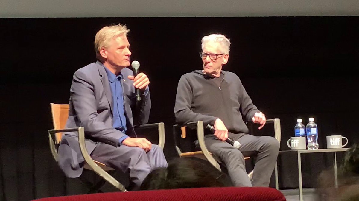 Les amateurs de «Crash» doivent se ruer sur le somptueux coffret <a href="/CarlottaFilms/">Carlotta Films</a>. Avec ce grand film restauré, un vrai beau livre et en bonus vidéo une rencontre avec #DavidCronenberg animée par #ViggoMortensen + des entretiens inédits avec l’équipe, dont le musicien  #HowardShore